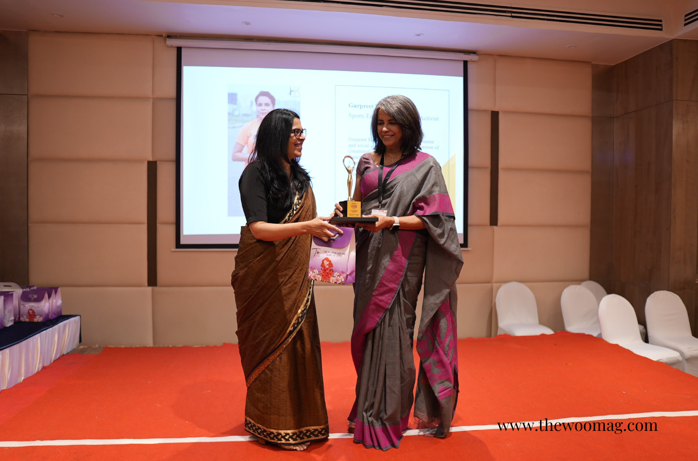 cover-GurpreetWasi-receiving-award-himanshi-lydia-singh-at-unstoppable-summit.png